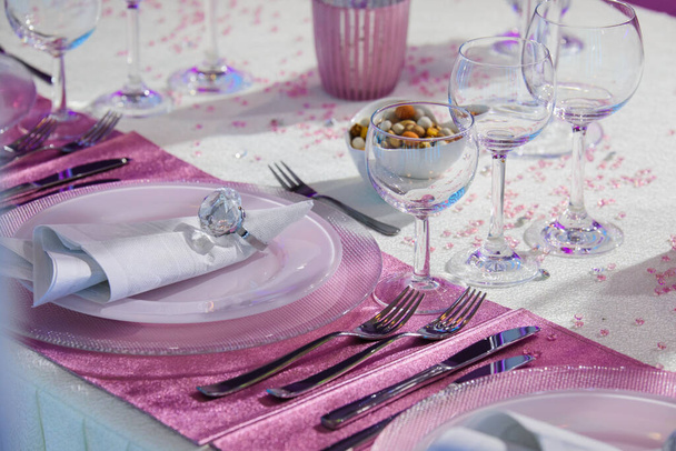  Hochzeit - geschmückter Tisch bei Luxusveranstaltung - Foto, Bild
