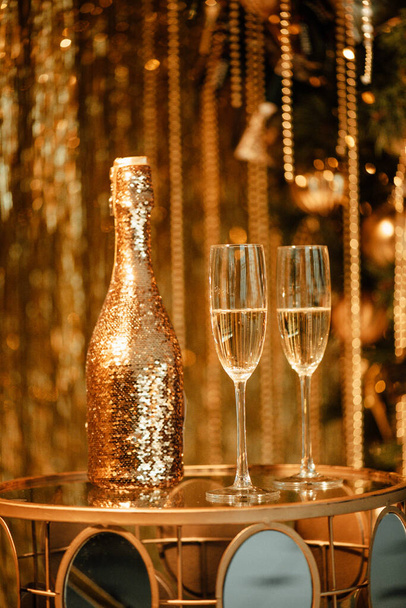 Slavíme veselé Vánoce, láhev šampaňského s brýlemi - Fotografie, Obrázek