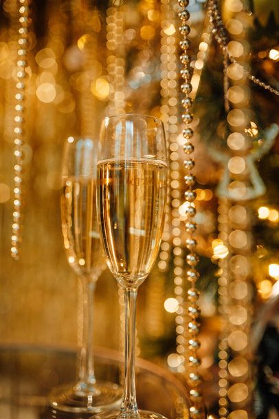 Vrolijk kerstfeest, champagne in glazen - Foto, afbeelding