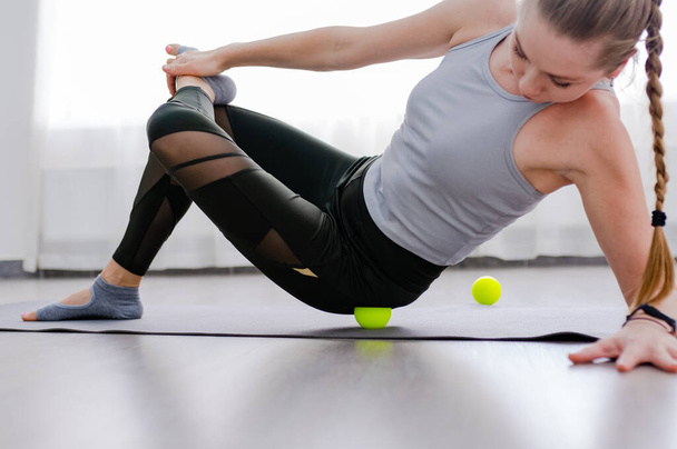 Femme utilisation Myofascial libérer des boules de massage sur la hanche - Photo, image