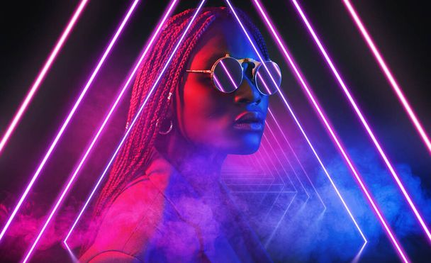 3D рендеринг, ультрафиолетовый неоновый треугольный портал, светящиеся линии, туннель, коридор, виртуальная реальность, абстрактный модный фон с афродевушкой, фиолетовые неоновые огни, арка, розовый голубой треугольник, спектр, лазерное шоу - Фото, изображение