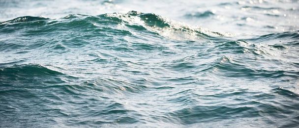 Високий кут огляду Середземного моря. Хвилі, бризки, текстура поверхні води. Синій, блакитний, бірюзовий кольори. Абстрактний природний візерунок, фон, шпалери. Графічні ресурси, копіювання простору - Фото, зображення