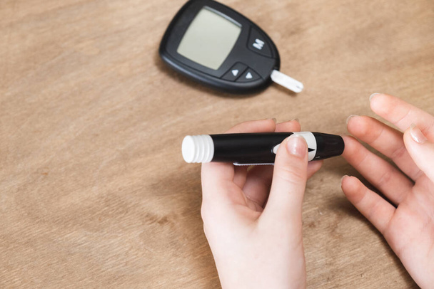 Диабетический ребенок проверяет уровень сахара в крови - Фото, изображение