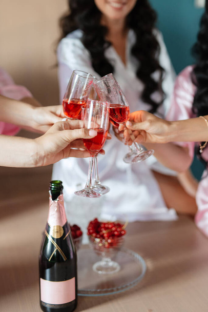esküvői poharak bor és pezsgő kristály - Fotó, kép