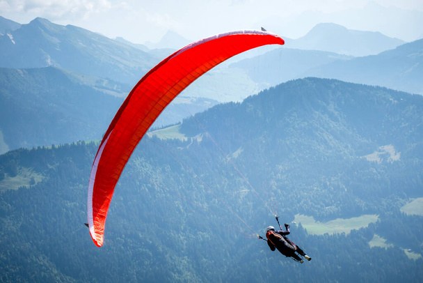 paragliding flight in the mountains. Le Grand-Bornand, Haute-Savoie, France - Foto, Imagen