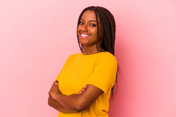 jong Afrikaans amerikaans vrouw geïsoleerd op roze achtergrond gelukkig, glimlachend en vrolijk. - Foto, afbeelding