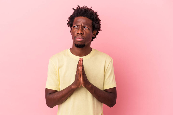 Young african american man isolated on pink background making up plan in mind, setting up an idea. - Fotoğraf, Görsel