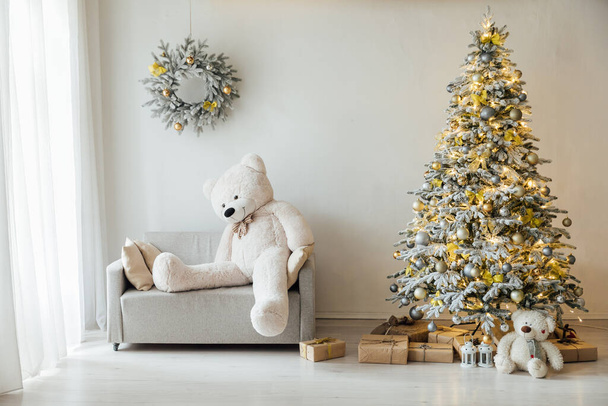 interior de una habitación blanca con un árbol de Navidad con regalos para el nuevo año - Foto, imagen