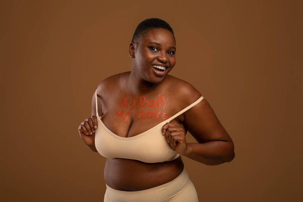 curvy zwart vrouw poseren met mijn lichaam mijn keuze tekst - Foto, afbeelding