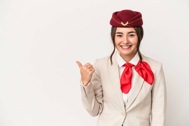 Νεαρή καυκάσια αεροσυνοδός γυναίκα απομονωμένη σε λευκό φόντο χαμογελώντας και υψώνοντας τον αντίχειρα - Φωτογραφία, εικόνα