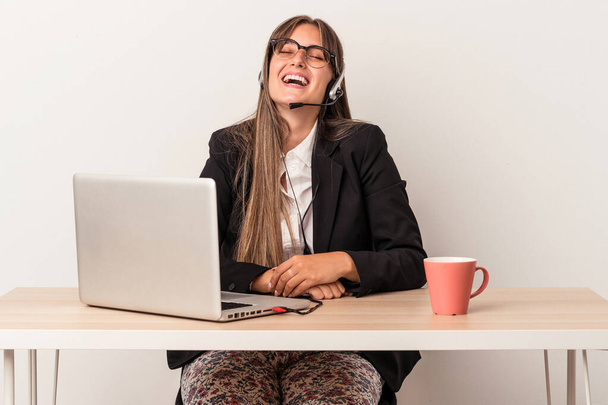 Молода біла жінка робить телекомунікації ізольовані на білому тлі розслаблений і щасливий сміх, шия розтягується, показуючи зуби
. - Фото, зображення