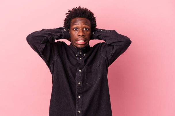 Mladý africký Američan izolovaný na růžovém pozadí křičí vzteky. - Fotografie, Obrázek