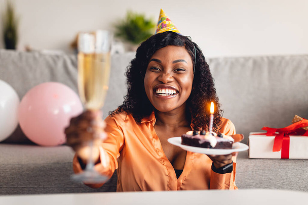 Feliz Africano Feminino Brindar Segurando Bolo Celebrando Aniversário Em Casa - Foto, Imagem