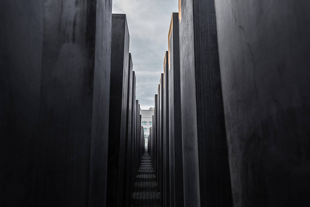 Monument to the Holocaust of Jews in Berlin. Columns of various heights. - Foto, afbeelding