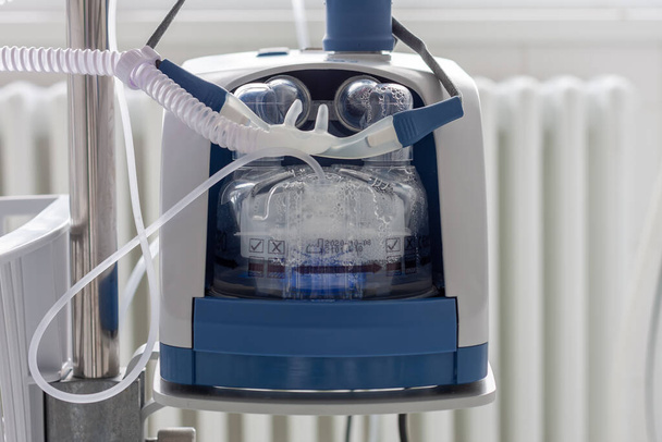 Dispositivo de oxígeno de alto flujo en UCI en el hospital. La oxigenoterapia de flujo alto es un apoyo respiratorio no invasivo para pacientes con neumonía causada por el coronavirus covid -19.. - Foto, Imagen