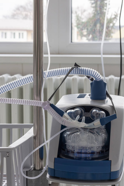High-flow oxygen device in ICU in hospital. High-flow oxygen therapy is non-invasive respiratory support for patients with covid-19 - Photo, image