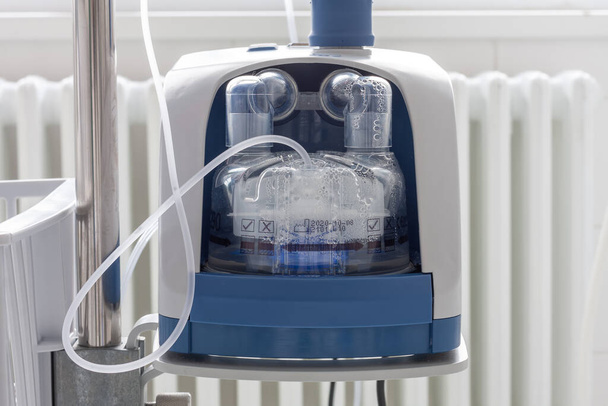 Dispositivo de oxígeno de alto flujo en UCI en el hospital. La oxigenoterapia de flujo alto es un apoyo respiratorio no invasivo para pacientes con neumonía causada por el coronavirus covid-19.. - Foto, Imagen