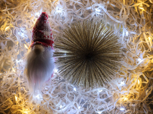 Mikulás a karácsonyfa lapos feküdt - Fotó, kép