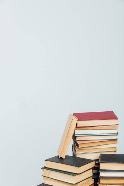 Pilhas de livros para o ensino do conhecimento da biblioteca da escola universitária fundo branco - Foto, Imagem