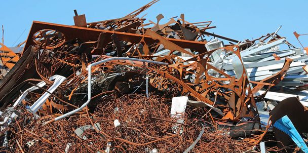 σωρός σκουριασμένων απορριμμάτων σιδήρου από χώρο υγειονομικής ταφής για ανακύκλωση - Φωτογραφία, εικόνα