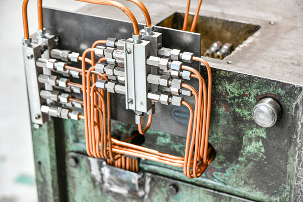 Sistema hidráulico de alta presión de la estación de aceite con tubos de cobre de la máquina metalúrgica. - Foto, Imagen
