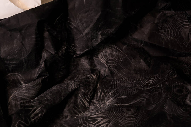 черный складчатый складчатый бумажный фон гранж текстура фона - Фото, изображение