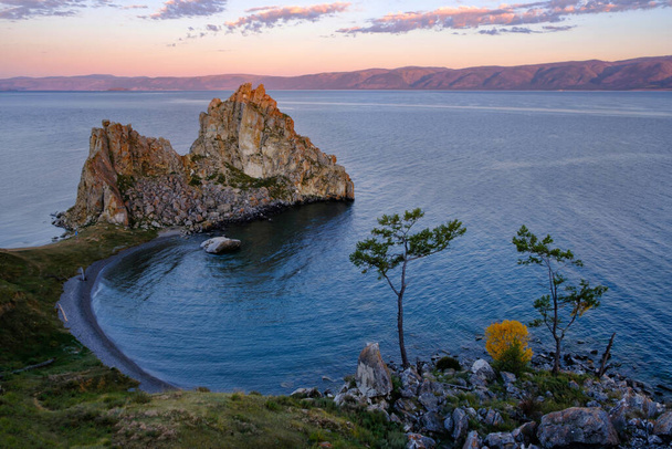 Eylül 'de Rusya' nın Sibirya kentindeki Olkhon adasında, Khuzhir yakınlarındaki Baykal Gölü 'nde Şamanka Kayası. Baykal Gölü dünyanın en büyük tatlı su gölüdür.. - Fotoğraf, Görsel