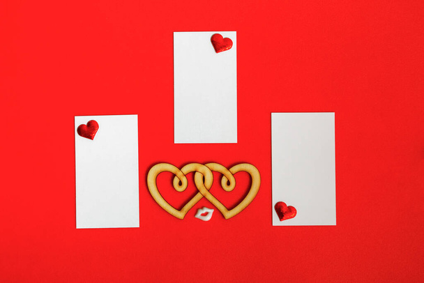 Üres kártyák, piros hátterű szívekkel. Valentin napi fogalom. Közelről. - Fotó, kép