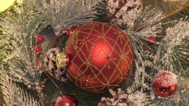 Barevné vánoční míče, které zdobí vánoční stromeček na svátky Vánoc a Nový rok  - Záběry, video