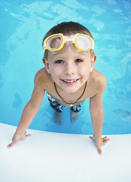jonge jongen in zwembad - Foto, afbeelding