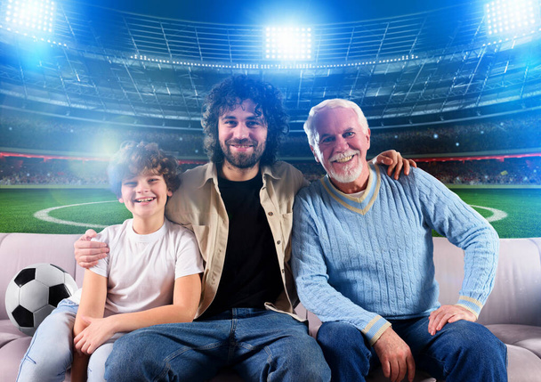 Abuelo, padre y nieto que ven un partido de fútbol en directo - Foto, Imagen