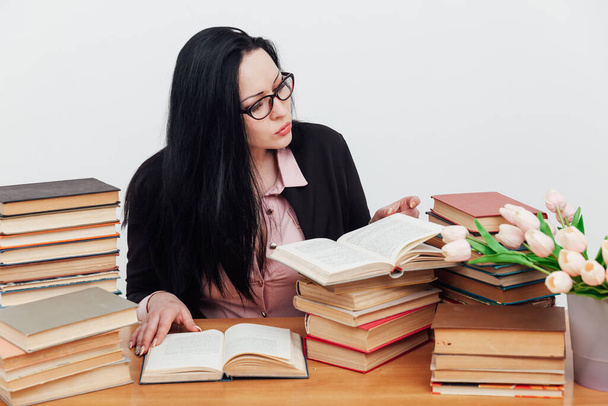 kaunis brunette nainen pöydällään kirjoja oppimiseen - Valokuva, kuva