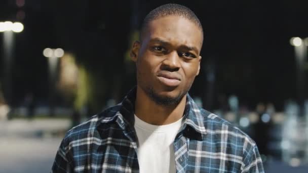Portret Afro-Amerikaanse boze gefrustreerde agressieve man praat ruziënd verontwaardigd toont vinger gebaar geen weigering onenigheid misverstand conflict ruzie staande nacht stad buiten - Video