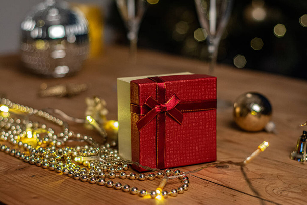 Sfondo natalizio con scatole regalo, fenditure di corda, rocchetti di carta e decorazioni per le vacanze.Copia spazio, banner. felice anno nuovo 2022 - Foto, immagini