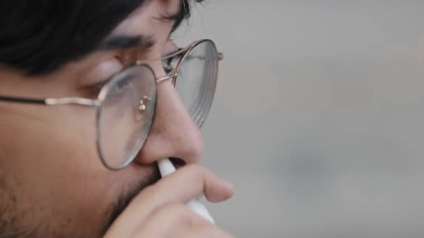 Close-up side view zieke Arabische man die lijdt aan seizoensgebonden allergie respiratoire virus symptomen van loopneus maakt gebruik van neusspray geneeskunde remedie tegen ziekte, Latijns-Amerikaanse besmettelijke man thuis voelt zich slecht - Video