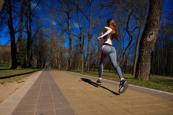 Nainen juoksee aamuharjoituksissa hänellä on nenänaamari. Suojaus pölyltä ja viruksilta - Valokuva, kuva