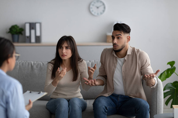 Couple arabe en colère lors d'une rencontre avec un conseiller conjugal, d'avoir un conflit et de parler émotionnellement au bureau des phychologues - Photo, image