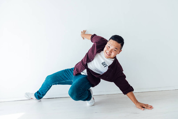 retrato de un bailarín asiático en una sala blanca - Foto, imagen