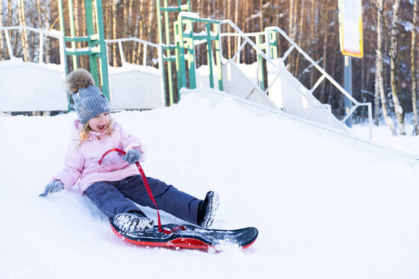 小さなかわいい女の子は子供のスノーボード、子供のための冬のスポーツ、アクティブなスポーツの安全性を学ぶ - 写真・画像