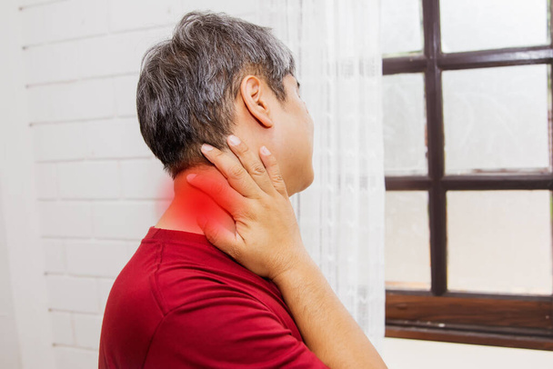 Gesundheitskonzept: Asiatische Männer haben durch Stress verursachte Nackenschmerzen im Hinterhauptsbereich. Oder nicht genug Ruhe bekommen - Foto, Bild