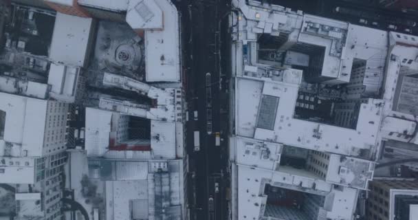 Ptaki lotnicze oko nad głową widok z góry na niski ruch na ulicach miasta w zimie. Tramwaje na torach wokół skrzyżowania. Berlin, Niemcy - Materiał filmowy, wideo