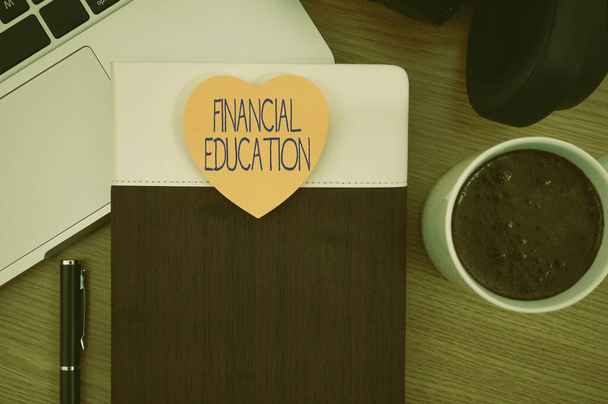 Inspirace ukazuje znamení finančního vzdělávání. Přehled podnikání Pochopení měnových oblastí, jako je Finance a Investing Blank Notepad notebook s perem a sluchátky vedle šálek teplé kávy. - Fotografie, Obrázek