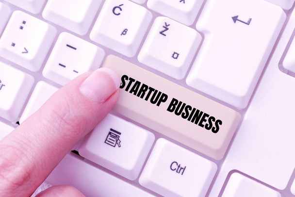 Koncepcionális kijelző Startup Business. Koncepció jelentése Részt vesz egy új Venture friss kereskedési és értékesítési szerkesztése Internet fájlok, szűrés Online fórumok, Web Research ötletek - Fotó, kép
