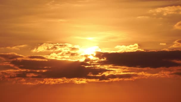 Дивовижне сонце над морем Яскравий світлий краєвид Чудове світло-червоне небо і хмари море на острові Пхукет 8-2021 грудня - Кадри, відео