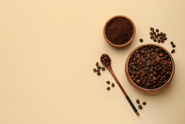 Ground coffee and roasted beans on beige background, flat lay. Space for text - Valokuva, kuva