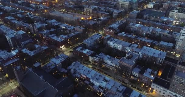 Aerial of Williamsburg, район у Брукліні, Нью-Йорк. Хоча останніми роками вона стає все більш витонченою, Вільямсбург все ще має хіпстера. Залізничний двір, метро. Місто Бруклін - Кадри, відео