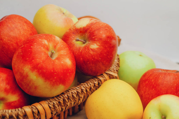 Όμορφα πολύχρωμα μήλα στο τραπέζι - Φωτογραφία, εικόνα