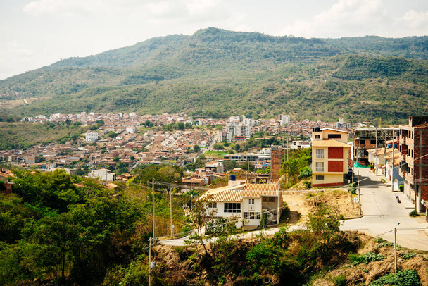 Nézd meg San Gil városát Cerro de la Cruzból, Santanderből, Kolumbiából. Kiváló minőségű fénykép - Fotó, kép