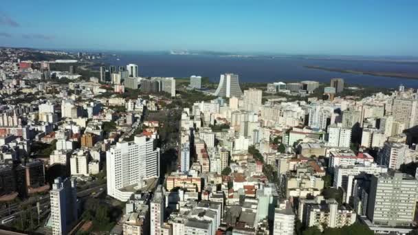Porto Alegre Brazilië. Braziliaanse stad skyline mijlpaal. Gebouwen in het centrum van de stad Porto Alegre staat Rio Grande do Sul Brazilië. - Video
