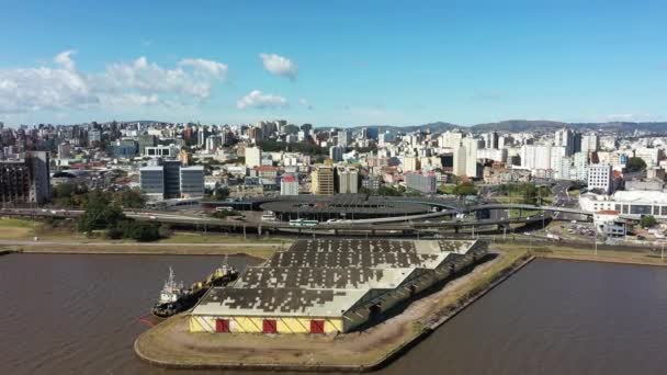 Porto Alegre Brezilya. Brezilya 'nın ufuk çizgisi. Rio Grande do Sul Brezilya 'nın Porto Alegre şehrindeki binalar. - Video, Çekim